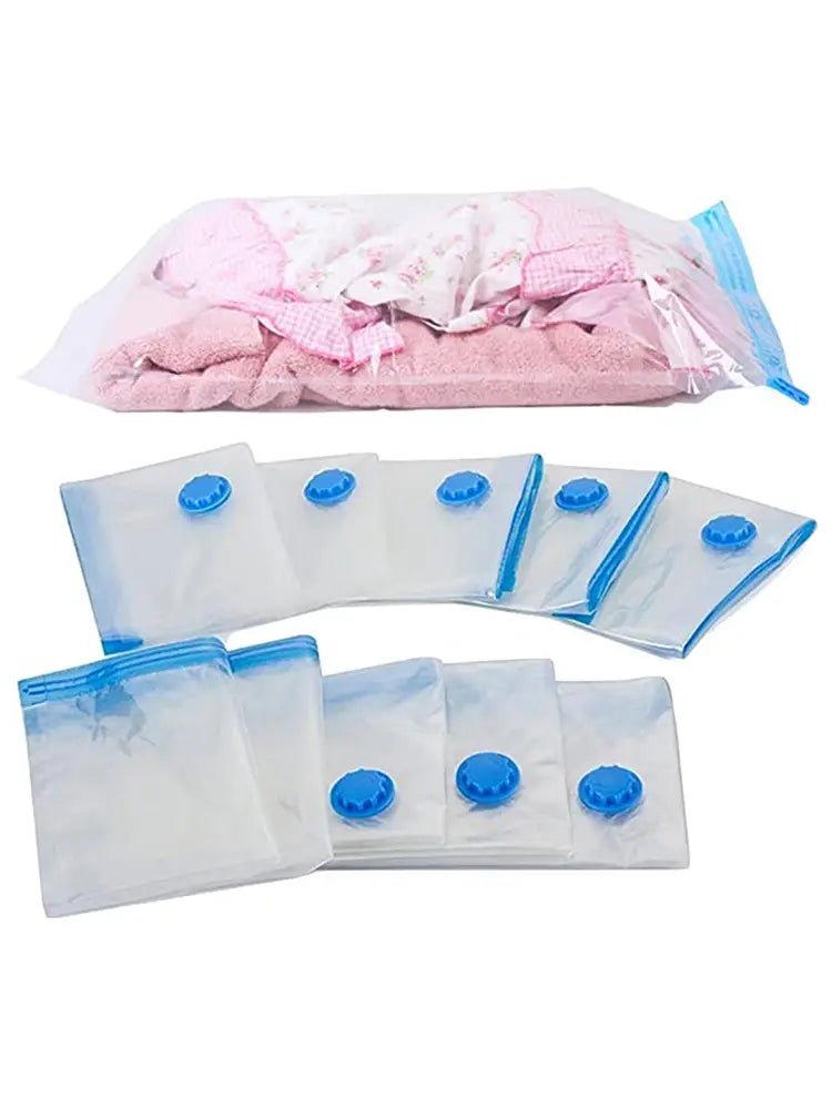 Sacs de rangement en sacs de compression en plastique transparent avec boutons-pression bleus et bords scellés, conçus pour comprimer les vêtements et la literie avec une pompe manuelle.