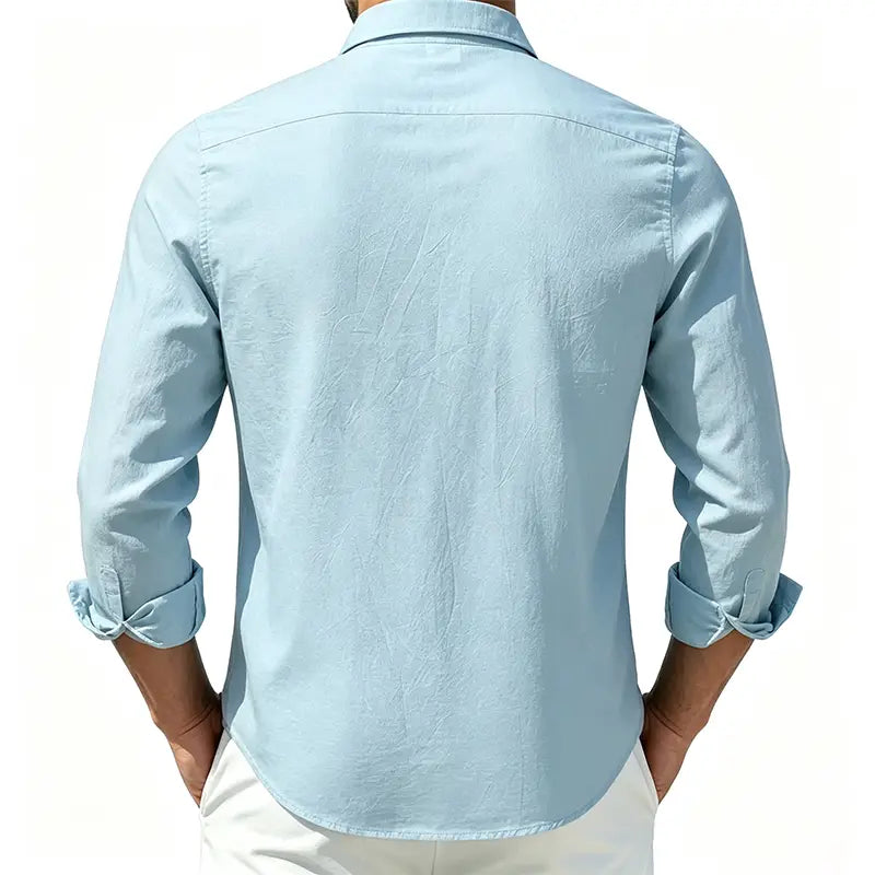 Chemise décontractée en coton à manches longues pour hommes bleu clair, avec fermeture boutonnée et poignets retroussés.
