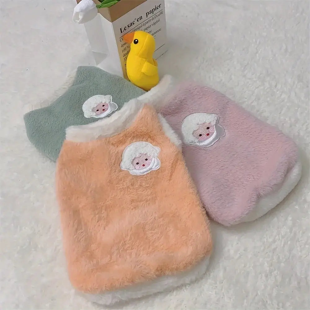 Tres suéteres de invierno suaves y esponjosos para gatitos en verde pastel, melocotón y rosa, con adorables rostros de oveja bordados con mejillas sonrosadas como accesorios para gatos