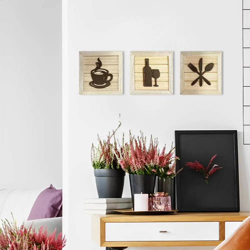 Tableau mural encadré en trois pièces proposant une décoration de cuisine rustique en bois, avec des silhouettes découpées brun foncé représentant une tasse à café avec de la vapeur, une bouteille de vin et un verre, ainsi qu’une fourchette et une cuillère croisées.