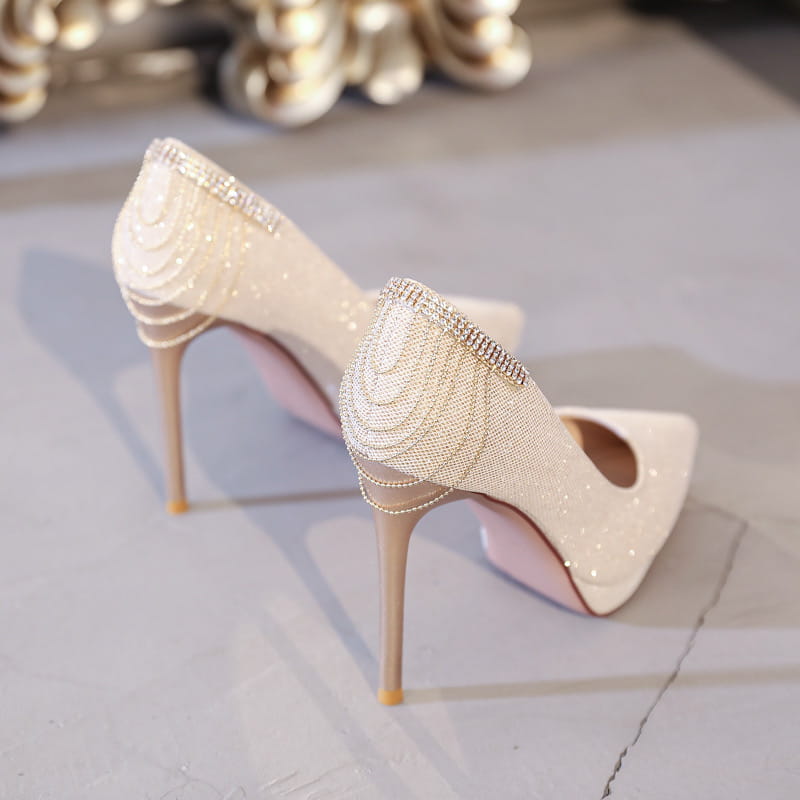 Beige Plateauschuhe mit Absatz für die Braut in Pumps-Form mit funkelnden Strasssteinen und zarter, perlenbesetzter Verzierung auf der Rückseite für Hochzeitskleidung