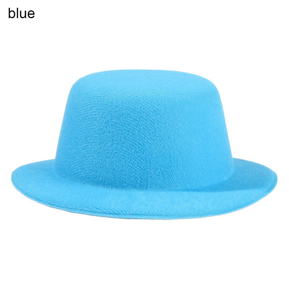 Un chapeau fedora en feutre bleu clair doux, fabriqué dans un matériau en feutre texturé, conçu comme accessoire de mode pour chapeau de poupée en peluche pour des poupées de 60 cm.