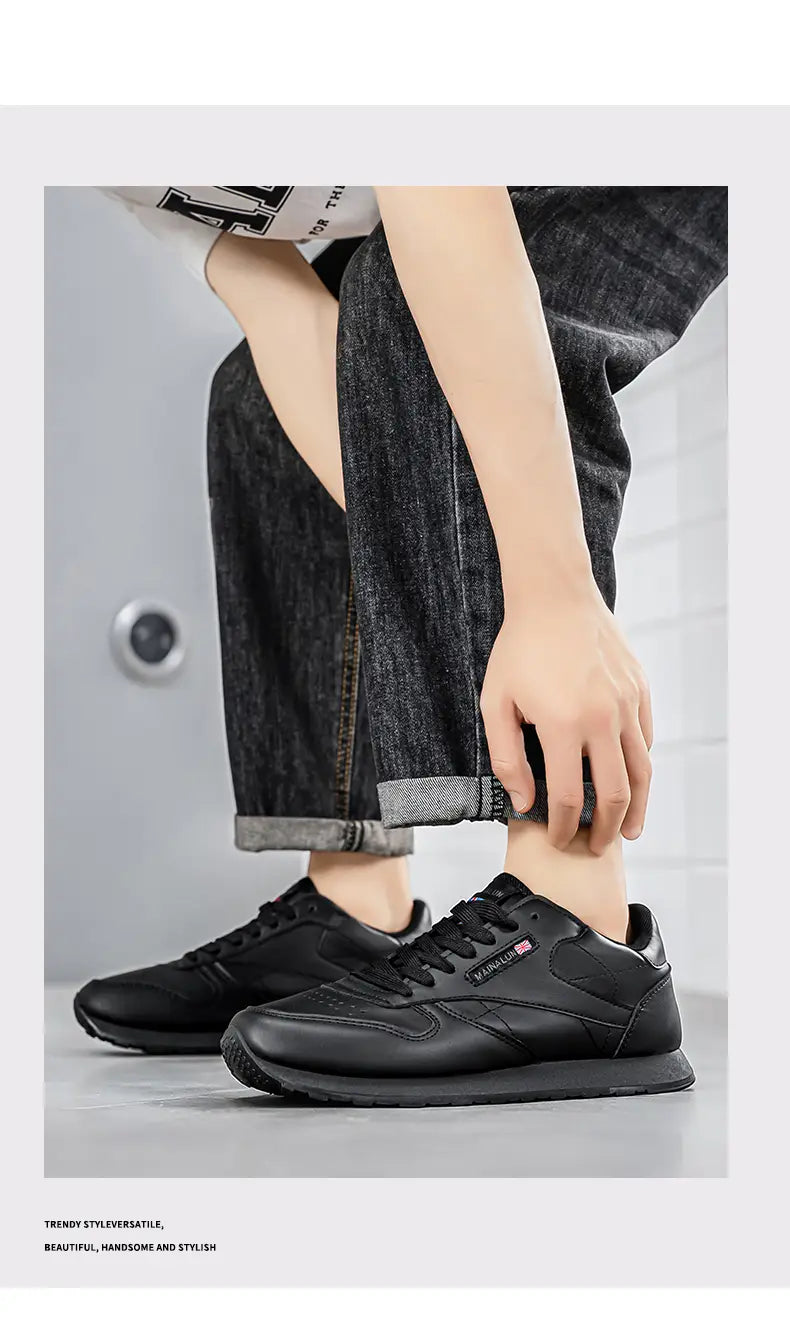 Schwarze Ledersneaker für Herren mit klassischem sportlichem Design und dezenten Markenzeichen an der Seite, geeignet für Freizeit und Sport.