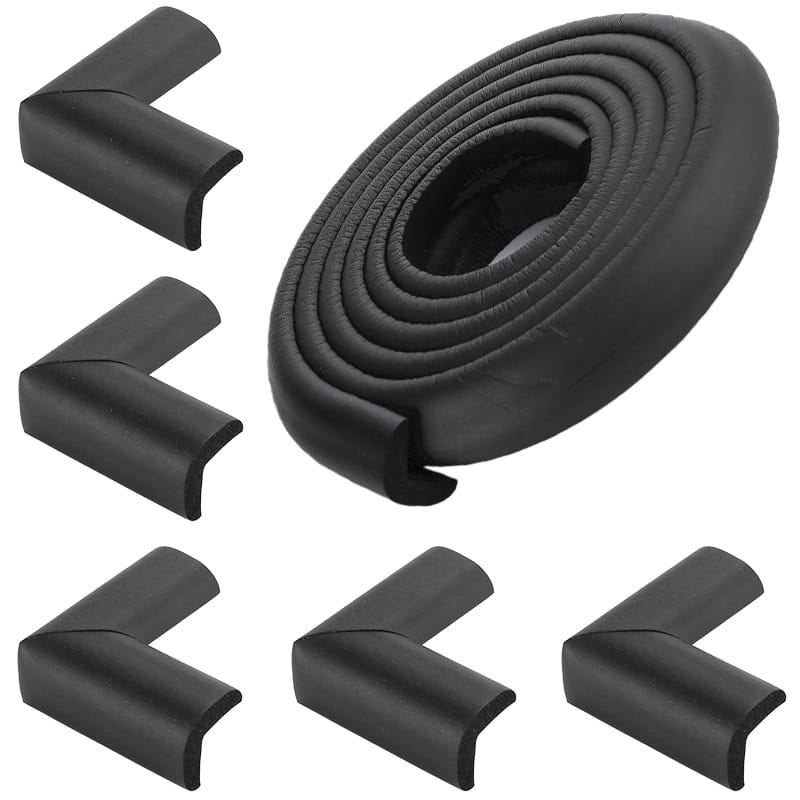 tiras protectoras de esquinas de espuma negra para mesa de seguridad infantil, mostradas enrolladas y como piezas individuales con forma de L para acolchar los bordes afilados