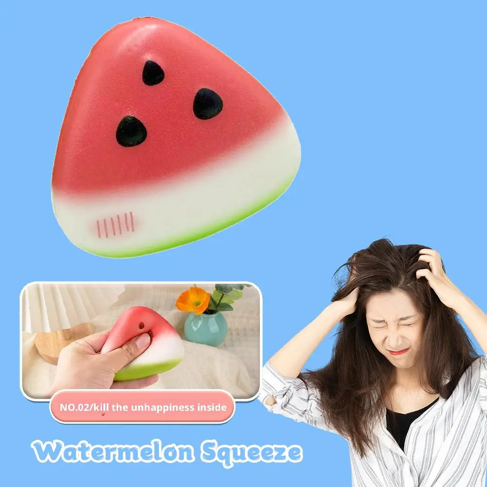 Ein weicher, dreieckiger Wassermelonen-förmiger Squeeze-Gegenstand mit einer roten und grünen Farbverlaufoberfläche und schwarzen Samendetails, entworfen als taktiler Stressabbau zur langsamen Steigerung.