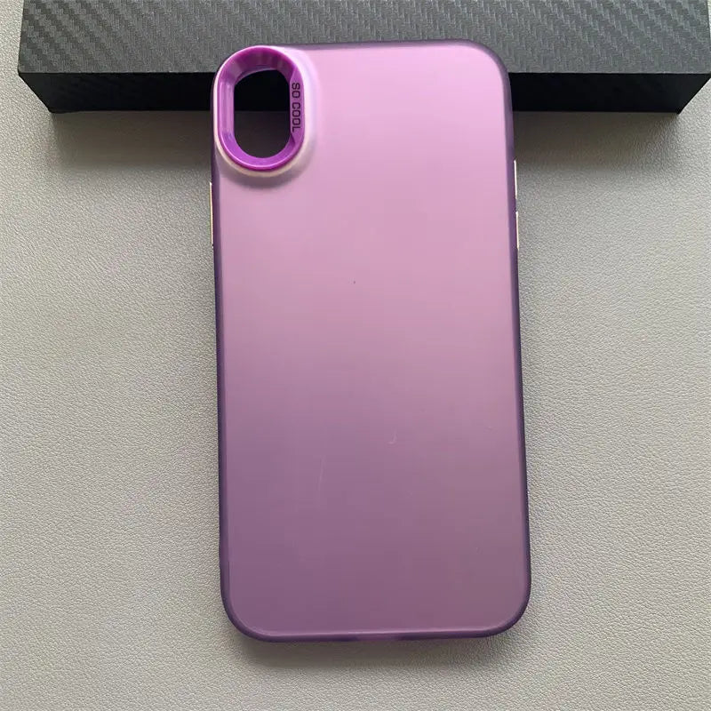 Côté arrière d’une coque iPhone mate en dégradé violet avec une fixation circulaire assortie pour la lentille