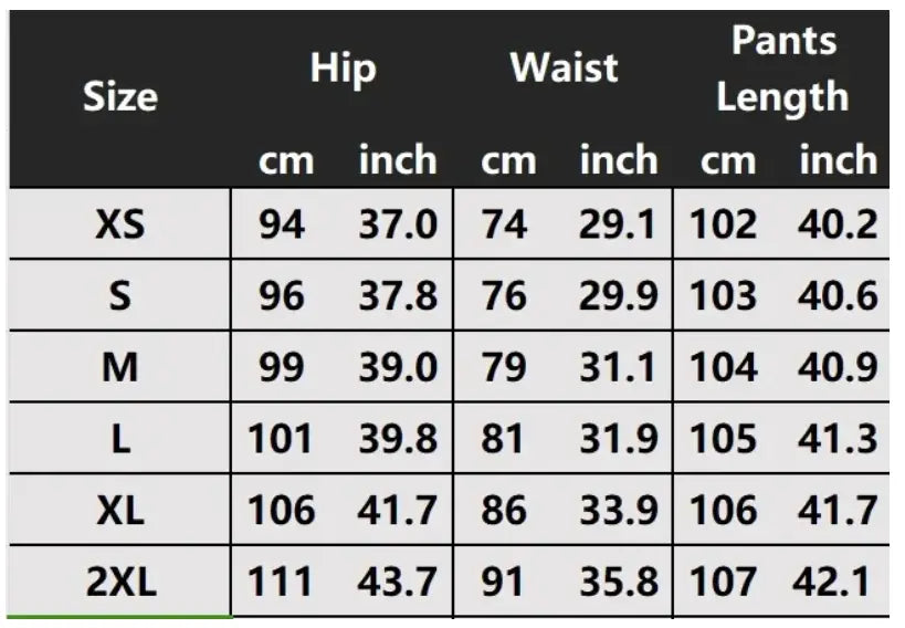 Le tableau présente les mesures de taille pour des pantalons de jeans biker slim fit en denim délavé et déchiré, en centimètres et en pouces, incluant les dimensions de la taille au niveau des hanches et de la longueur, de la taille XS à 2XL.