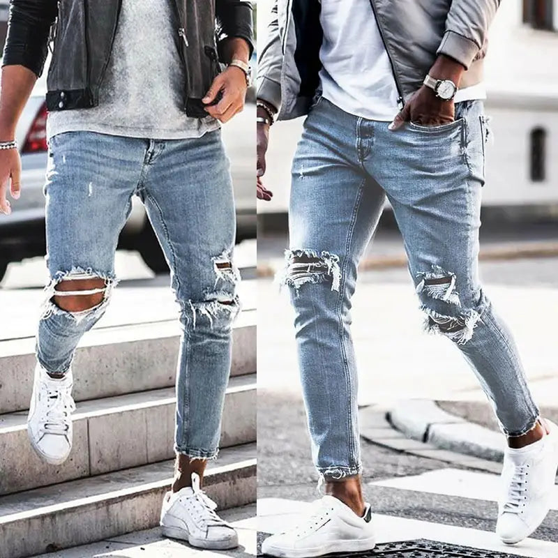 Herren-Distressed-Slim-Fit-Light-Wash-Jeans aus Denim mit zerrissenen Knien und ausgefransten Säumen.