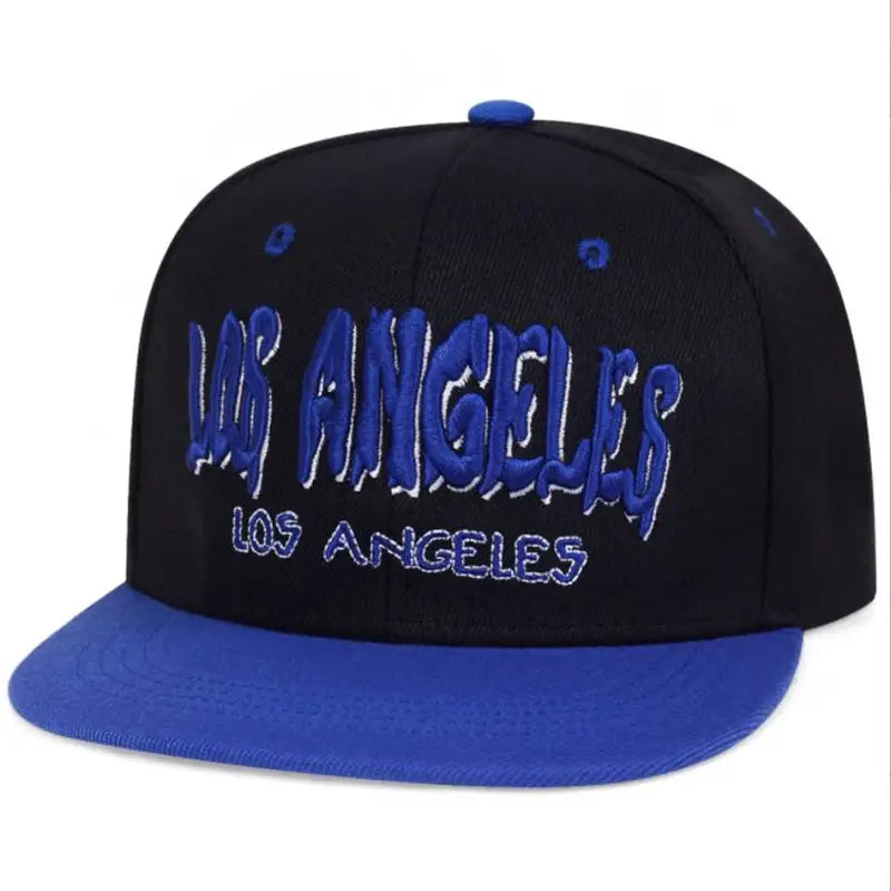 Casquette snapback noire avec « Los Angeles » brodé en lettrage bleu royal et visière assortie.