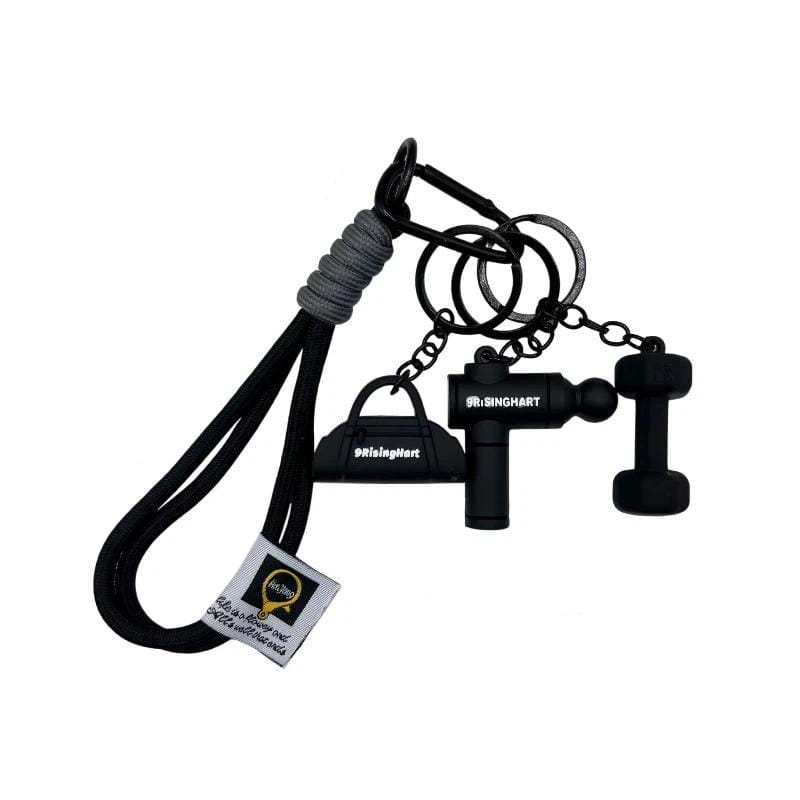 Porte-clés de fitness noir pour sac de sport, avec une boucle de corde grise torsadée, un mousqueton en métal et trois breloques métalliques à thème fitness, comprenant un haltère, un sac à main marqué risinghart, et un pistolet de massage marqué risinghart.