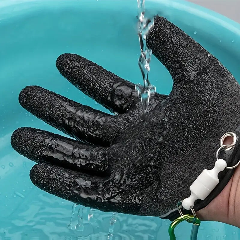 Gant de pêche imperméable noir texturé en caoutchouc avec prise antidérapante et attaches en mousquetons blancs et verts, présentés du côté arrière.