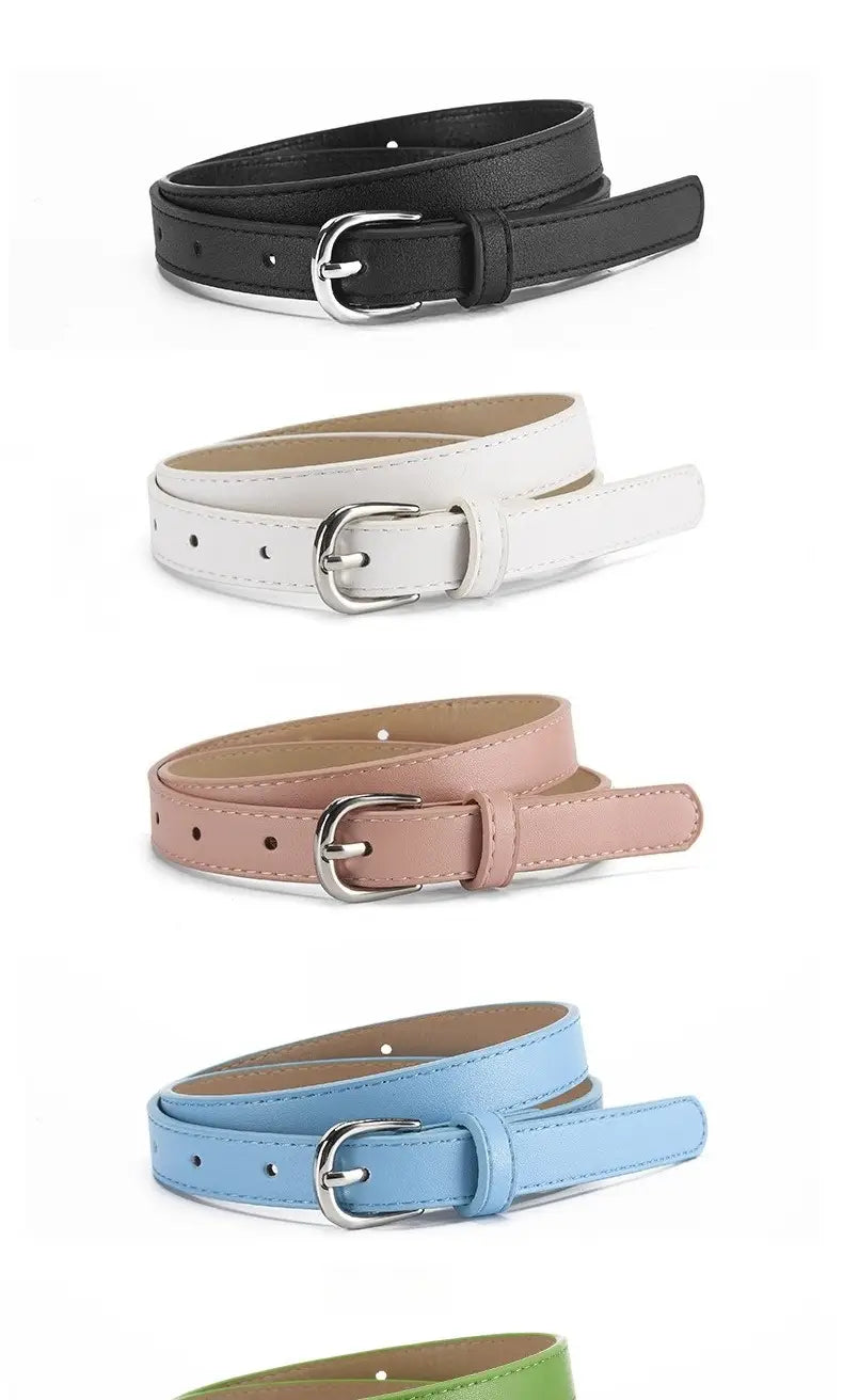 Un lot de quatre ceintures fines et minimalistes en cuir pour femmes en noir blanc blush rose et bleu clair, avec des boucles à tons argentés, pour un style polyvalent.