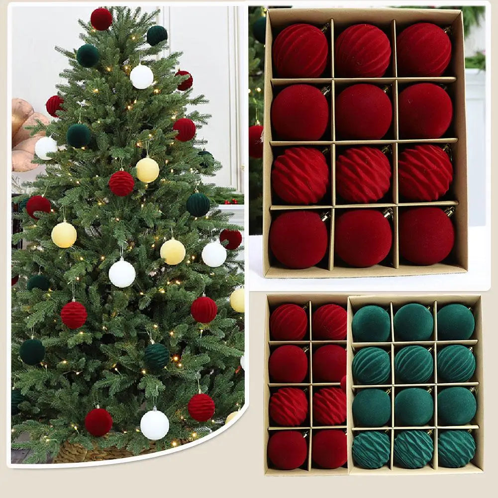 Ein Set mit 12 Christbaumkugeln in Samtoptik in Rot, Grün und Weiß aus Samt mit strukturierten Oberflächen zur Weihnachtsdekoration.