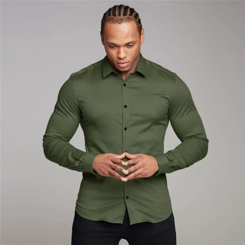 Chemise habillée ajustée pour hommes, coupe muscle, avec boutonnage à patte slim, vert olive, manches longues, col classique et tissu repassé avec soin.
