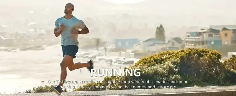 Un homme court le long d’un chemin côtier en portant un ensemble de sport deux-pièces pour homme, d’été, composé d’un t-shirt bleu clair évacuant l’humidité et de shorts sombres respirants.