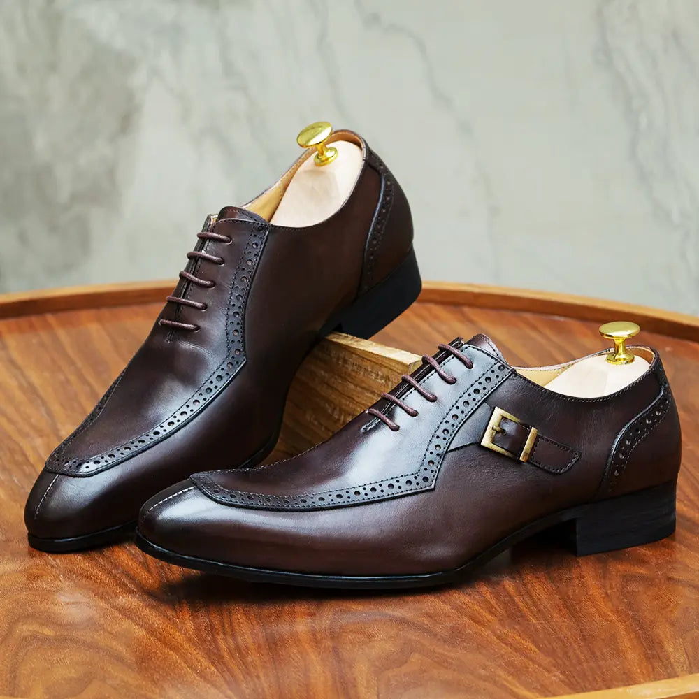 Chaussures de ville à bout brogue type derby Oxford pour homme en cuir véritable marron, avec des détails brogue et une boucle dorée.