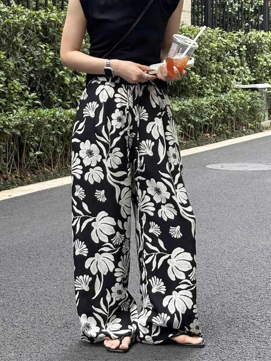 pantalons à jambes évasées et imprimé floral pour femmes, noir et blanc, avec une coupe jambes évasées et un imprimé floral élégant, parfait pour une tenue décontractée ou semi-formelle