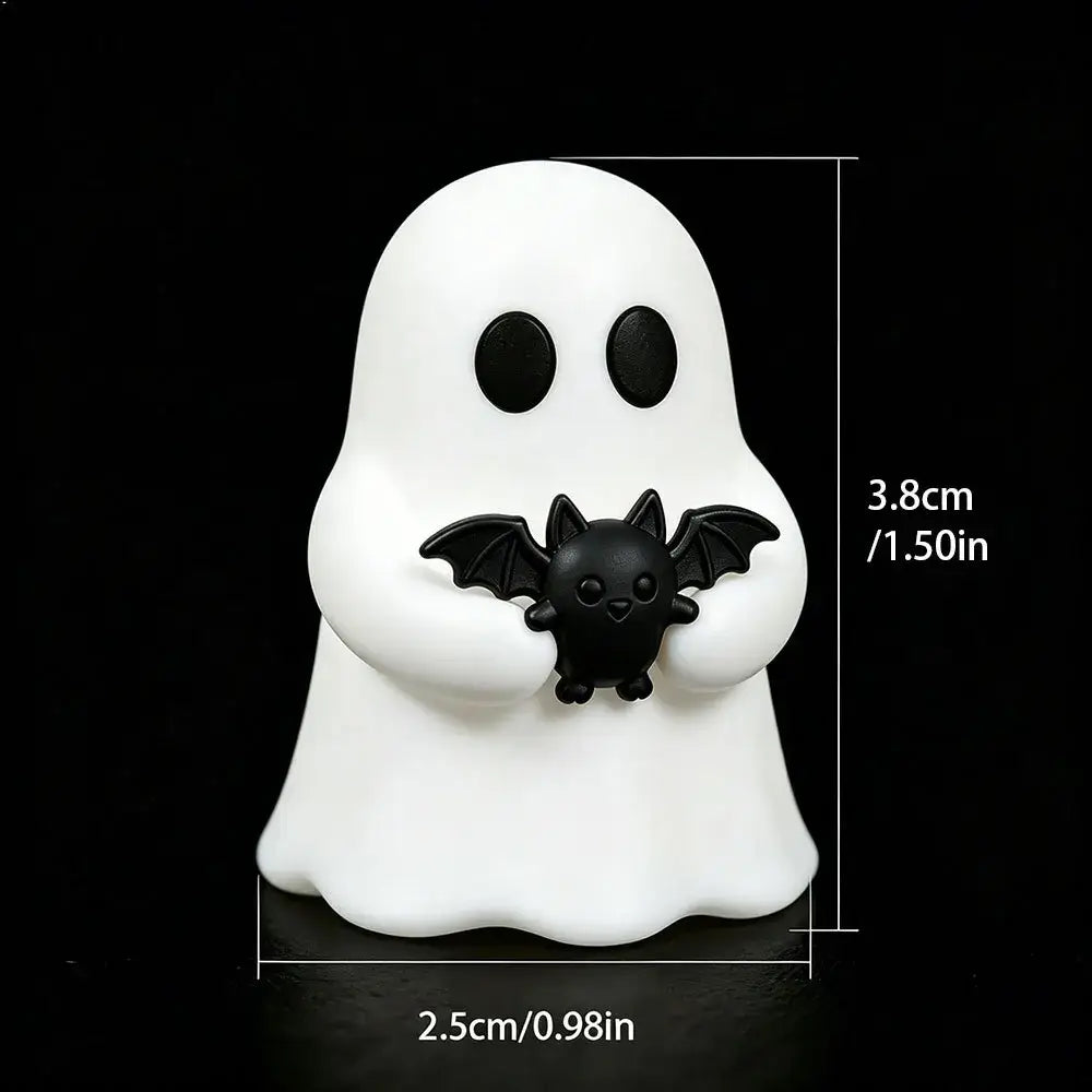 Weiße leuchtende Halloween-Geister-Desktop-Dekorationsfigur mit schwarzen Augen, die eine kleine schwarze Fledermaus in den Armen hält.