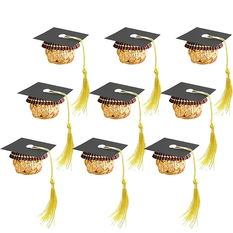 envoltorios de caramelos con temática de birrete de graduación negro, con envoltorio de papel metalizado dorado y borlas amarillas para decoraciones de chocolate y caramelos de birrete de graduación 2025