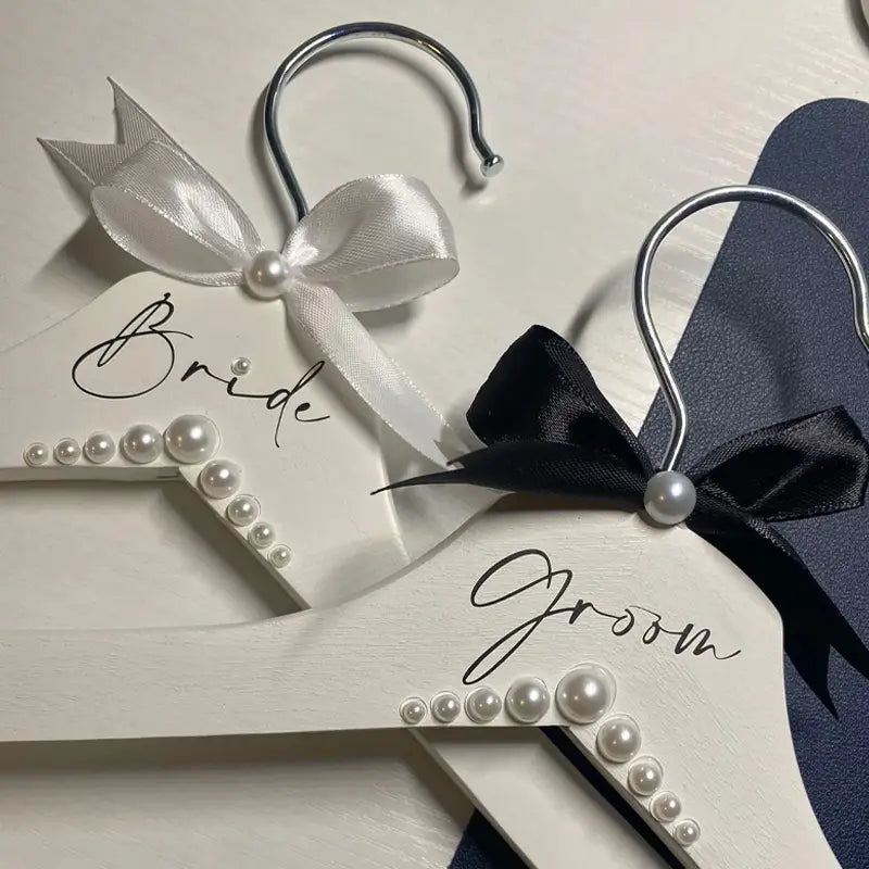 Ensemble de cintres de mariage en bois blanc étiquetés « mariée » et « marié », ornés de perles et de nœuds en satin, pour la tenue de mariage