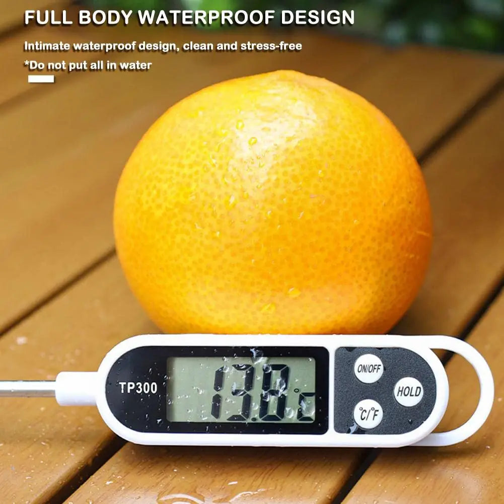 Weiße digitale Fleischthermometer Modell TP300 mit schwarzem Display und Tasten zur Messung der Temperatur mit sofortigem Ablesen