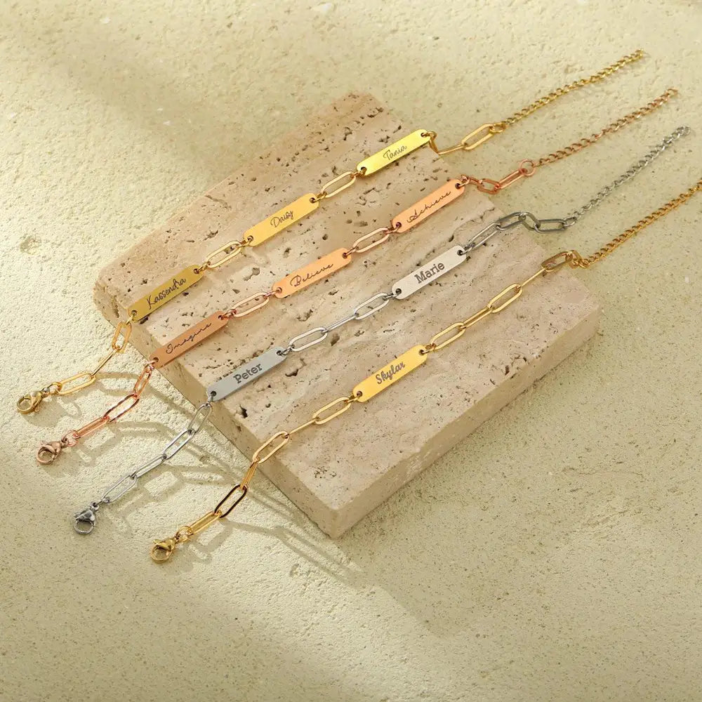 Personalisierte Namensplaketten-Armbänder in Gold-, Roségold- und Silberausführung mit Kettengliedern für ein individuell graviertes Lederarmband mit Namensanhänger für Herren