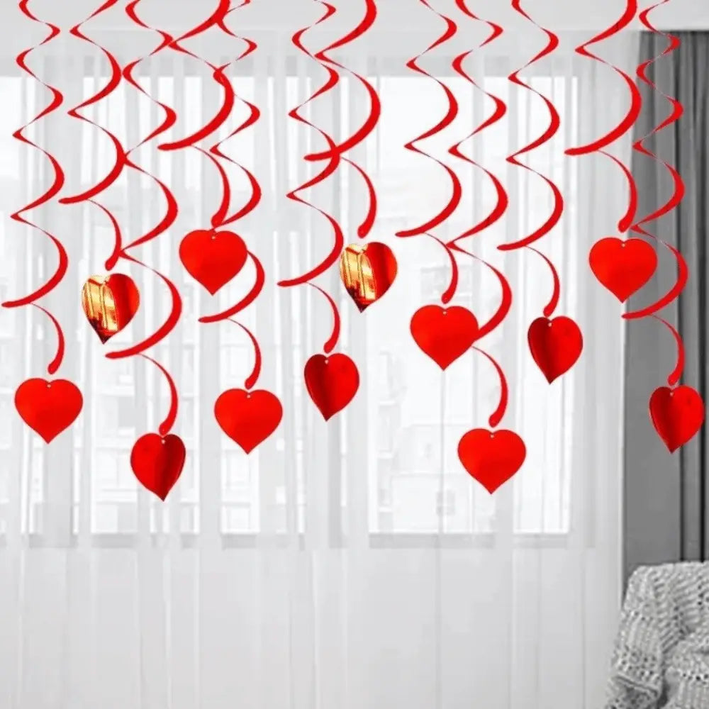 Rote Herz-Hänge-Deckenstreamer mit geschwungenen Bändern und metallisch goldenen Akzenten, entworfen für Valentins-Partydekor.