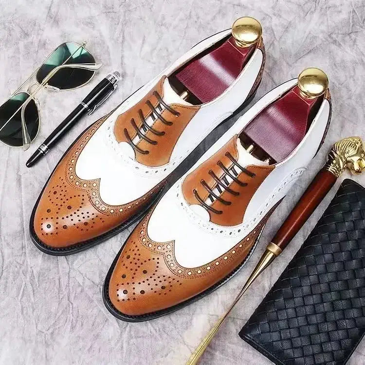 Zapatos de vestir tipo Oxford bicolor con costuras brogue para hombre en cuero marrón y blanco, con detalles perforados y ojales en tono dorado.