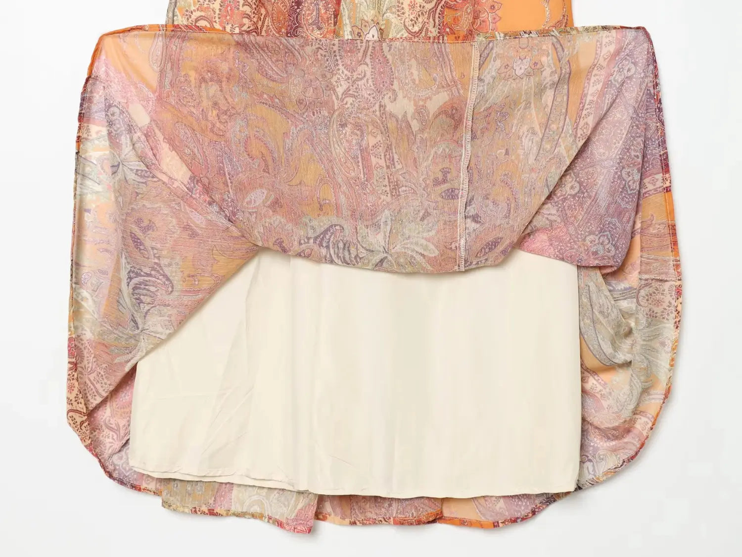 Jupe midi fluide à imprimé cachemire ton pêche, taille haute, aux délicates nuances de rose et d’or.