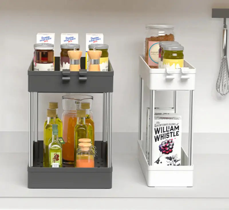 Organisateur d’évier à deux niveaux en métal gris et blanc, rangement sur deux étages, avec un cadre en métal, tenant des bocaux, des bouteilles et des contenants d’épices pour le rangement de placard de cuisine et de salle de bain
