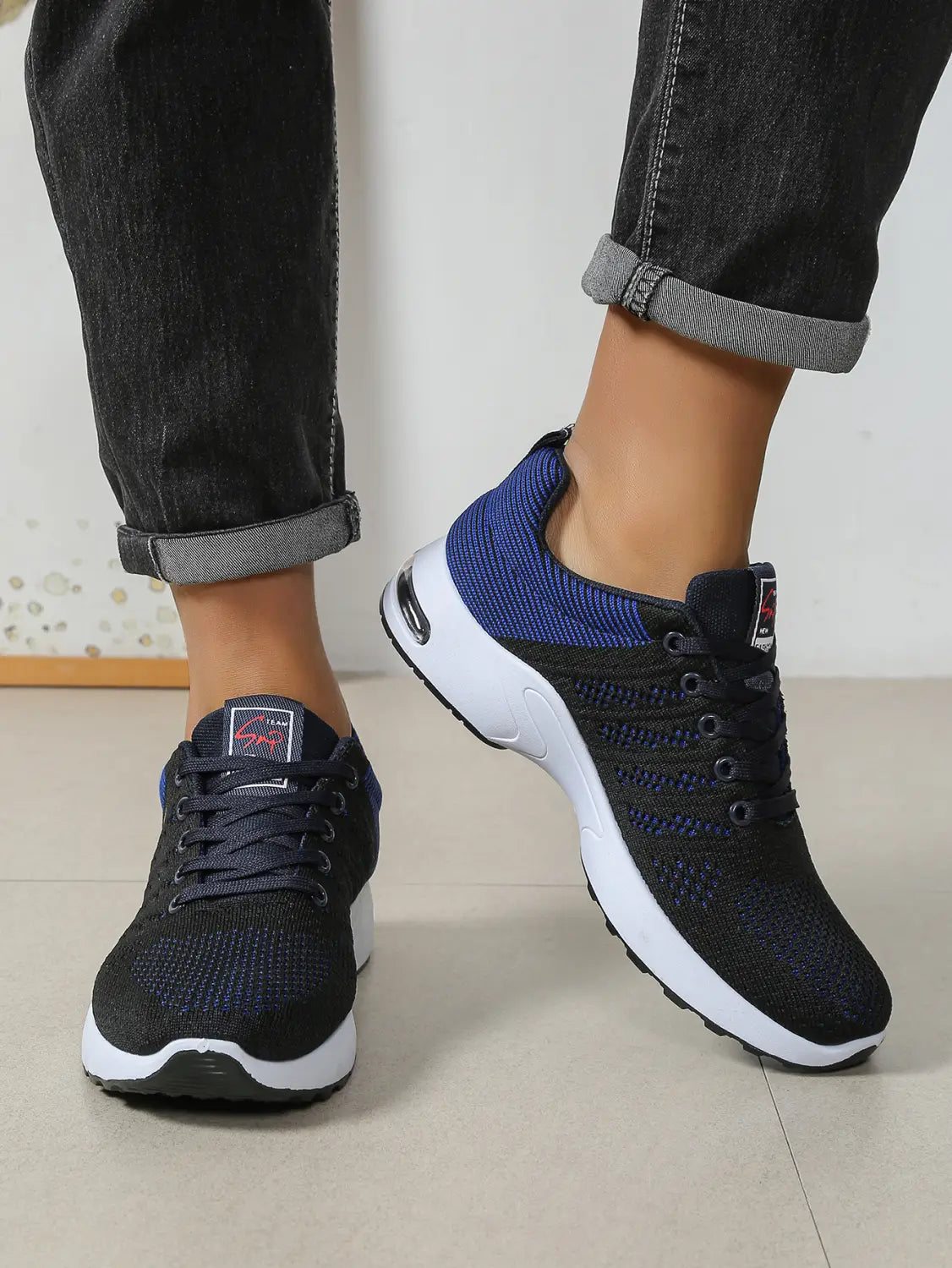 Baskets décontractées pour hommes en maille légère, chaussures de marche pour une marche légère, noires et bleues, avec des semelles en caoutchouc blanches et un matériau en maille respirante.