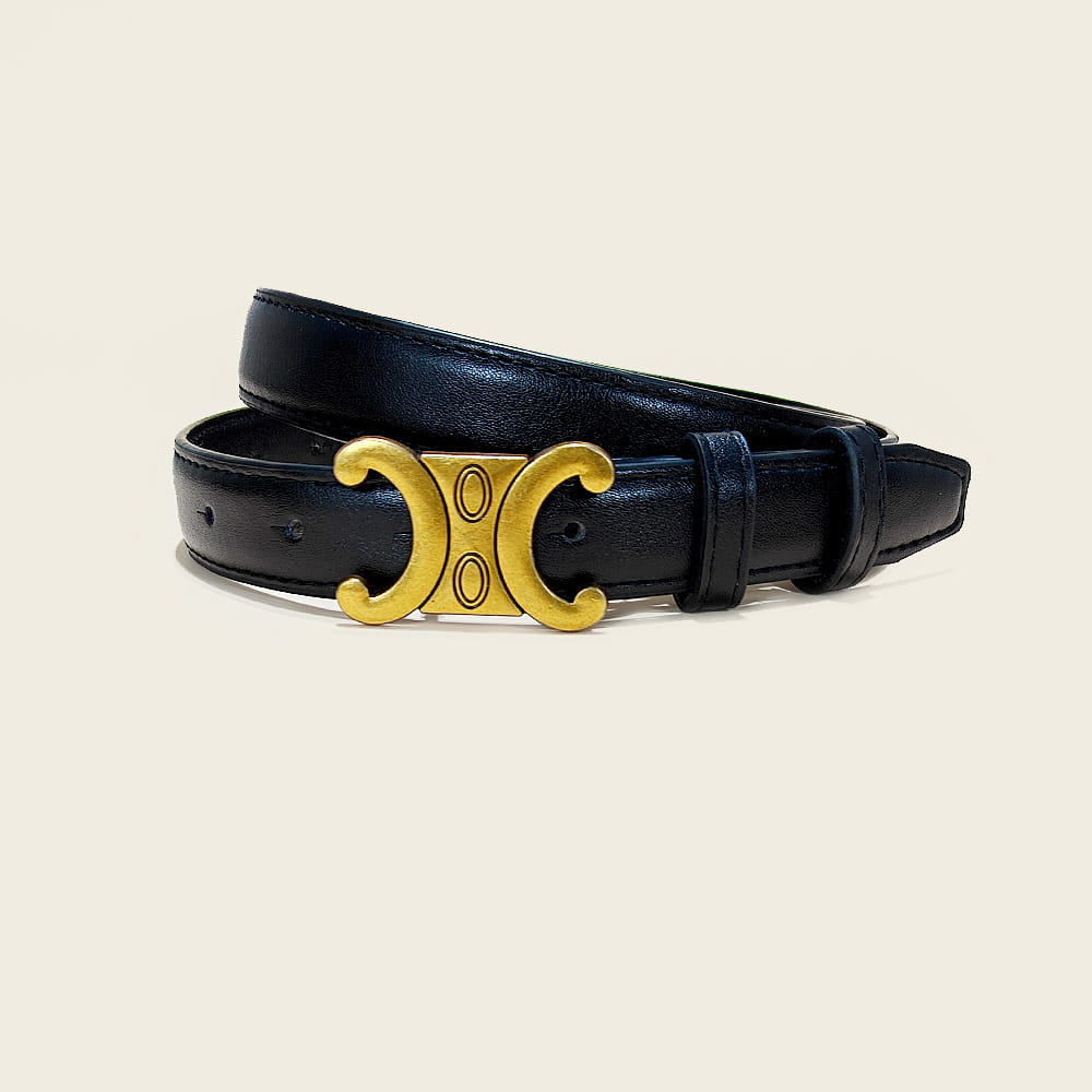 Ceinture de robe de créateur en cuir noir avec une boucle en C à patine dorée présentant deux découpes circulaires.