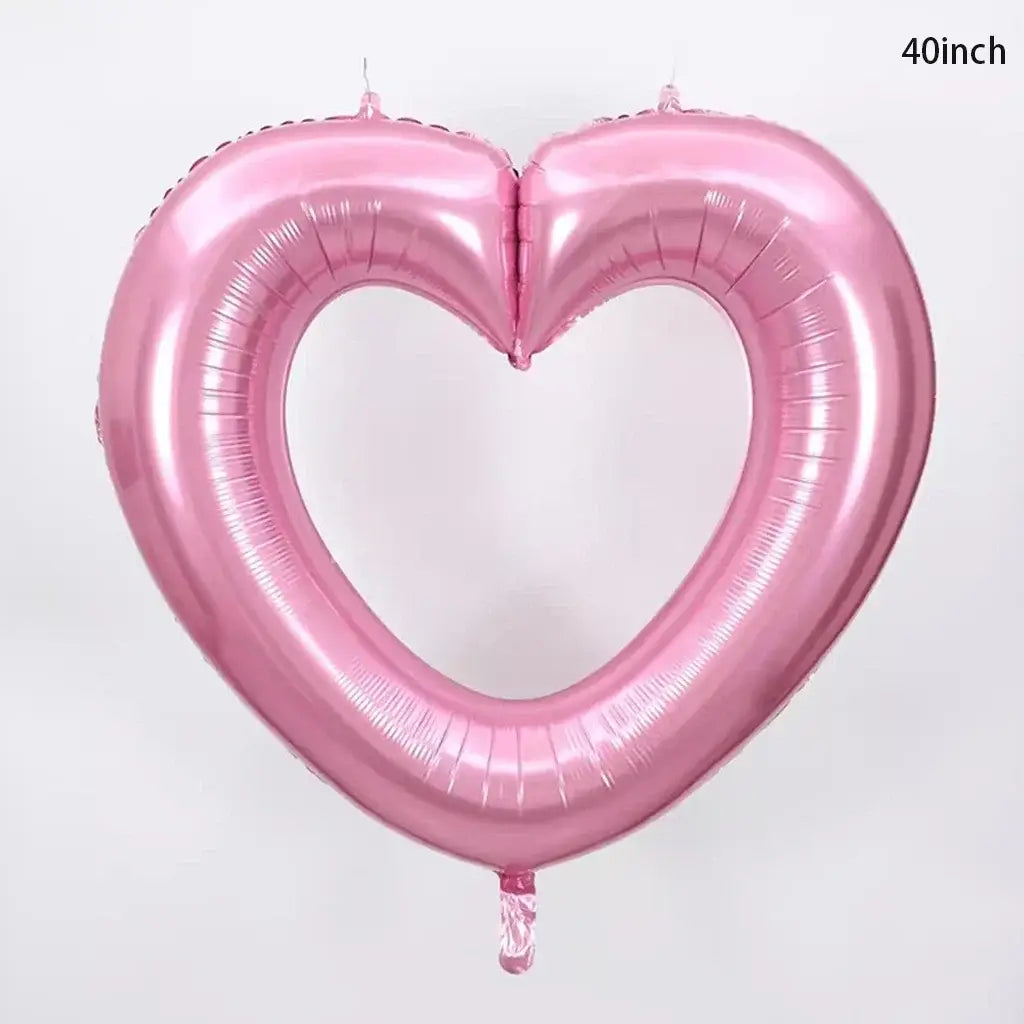 Un globo de lámina con marco de foto de corazón rosa brillante que mide 40 pulgadas.