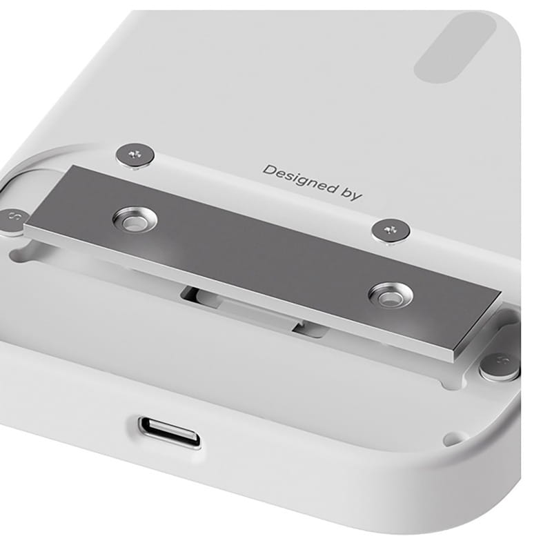 Weiße Kunststoff-Handyhülle mit physischer Tastatur für iPhone Pro Max, mit einer silbernen Metallplatte mit Schrauben und einem USB-C-Anschluss auf der Rückseite der Handyhülle