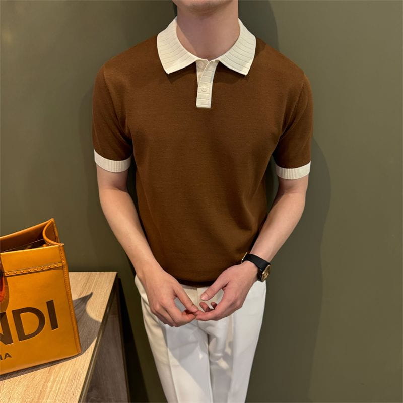 Camiseta tipo polo de punto con bloques de color marrón con cuello y puños de las mangas blancos a contraste, hecha de tejido de punto suave.