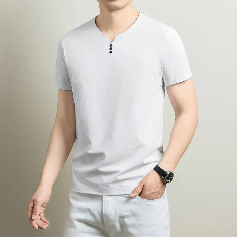 Camisa tipo henley para hombre de manga corta en blanco, con tres botones negros en el cuello y un diseño de camiseta informal con textura.