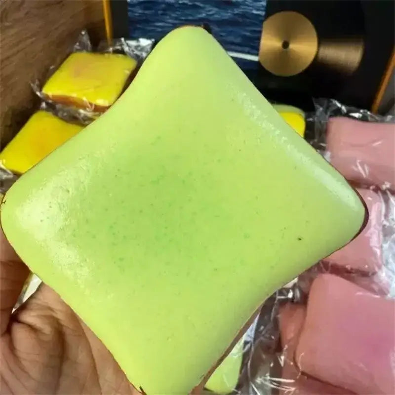 Jouet anti-stress en forme de toast moelleux vert citron vif, de forme carrée, avec une surface lisse légèrement brillante et des coins arrondis.