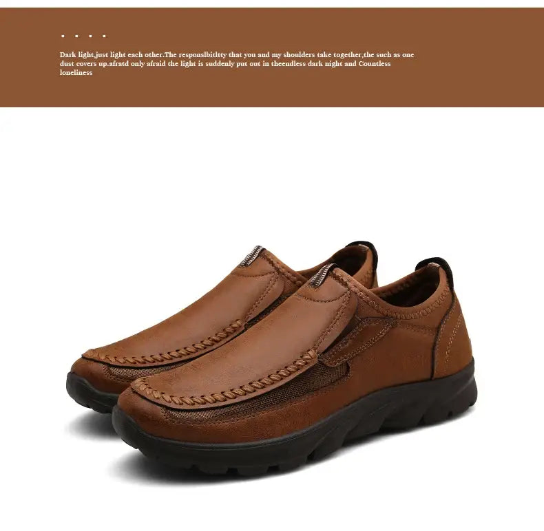 Mocassins homme décontractés en cuir à enfiler en marron, avec une semelle texturée et une couture décorative le long du bout.