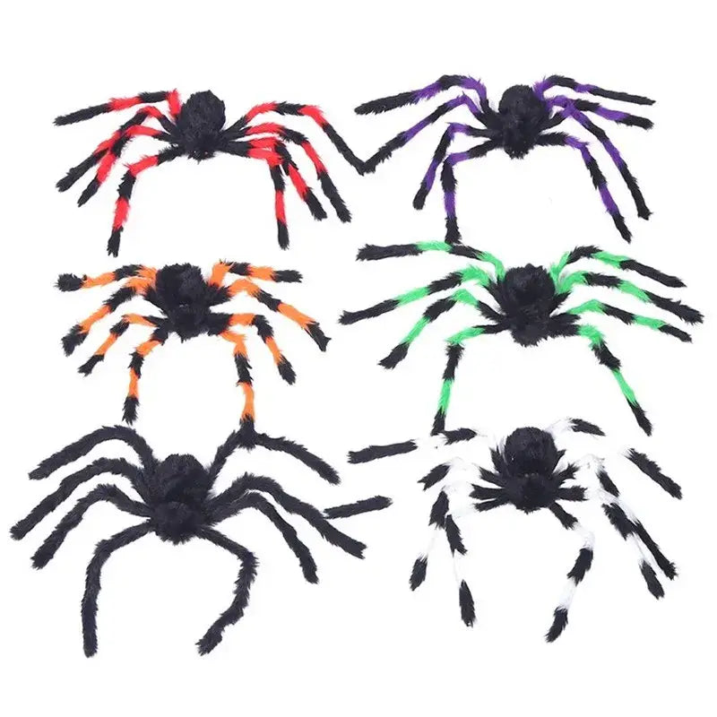 six fausses araignées d’Halloween en peluche en rouge, violet, orange, vert et noir, disposées avec une toile d’araignée géante pour une décoration d’Halloween