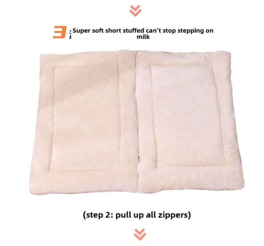 Cama acolchada para gato de color crema con liebre durmiendo, bolsa de dormir que presenta una esterilla corta rellena extracuida con textura de peluche esponjosa y dos secciones rectangulares acolchadas.