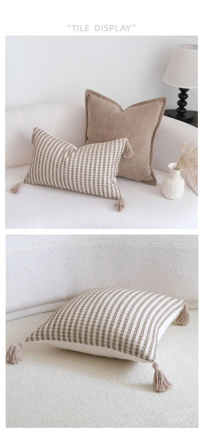 Beiger und weißer, gestreifter geometrischer Jacquard-Kissenbezug in braunem Maillard mit Quasten für einen Retro-Kissenbezug.