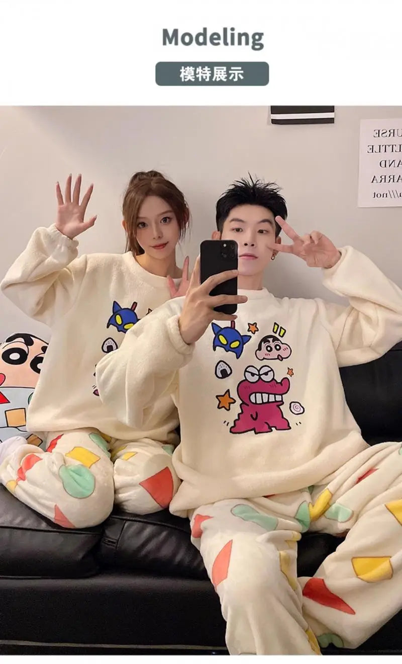 Conjunto de pijamas de pareja de vellón coral de Shin Chan color crema, con blusa de manga larga de felpa con estampados de personajes y pantalones a juego con patrones geométricos coloridos, para ropa de estar en casa cómoda; los clientes pueden ponerse en contacto con el servicio de atención al cliente para recibir asistencia.