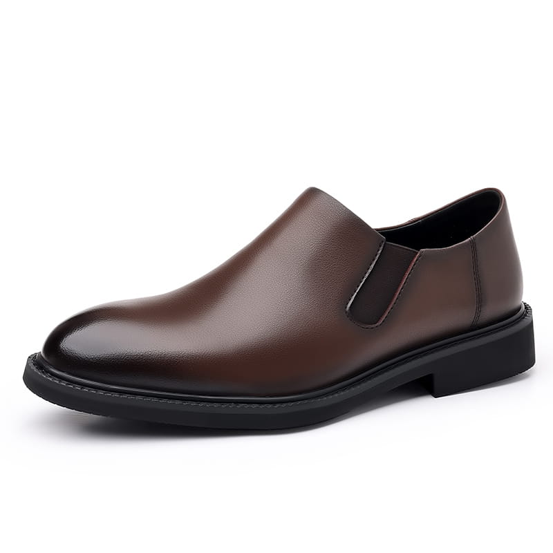 Chaussure habillée à enfiler pour hommes en cuir marron, avec finition polie et élégante et semelle en caoutchouc noir.