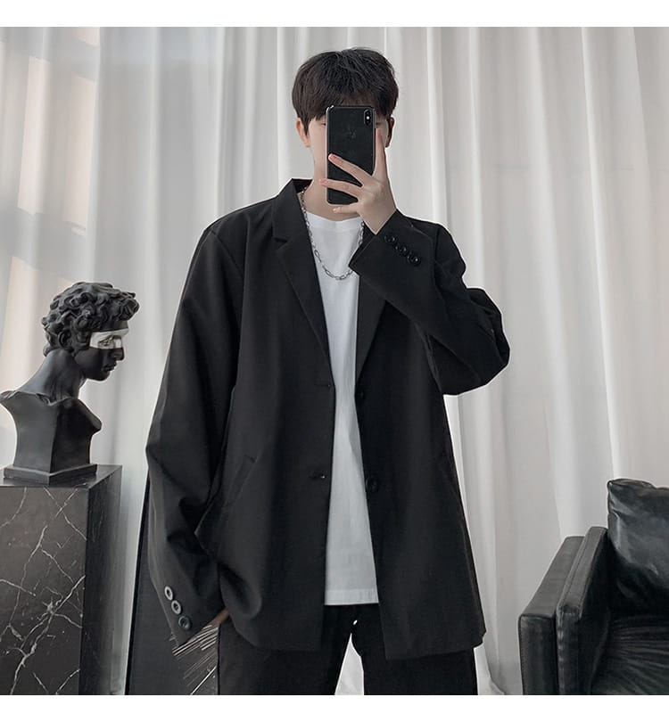 Schwarzer übergroßer Blazer für Herren mit legerer Passform und Dreiknopf-Verschluss im Stil einer Herren-Casual-Loose-Blazerjacke in einfarbigem Design.