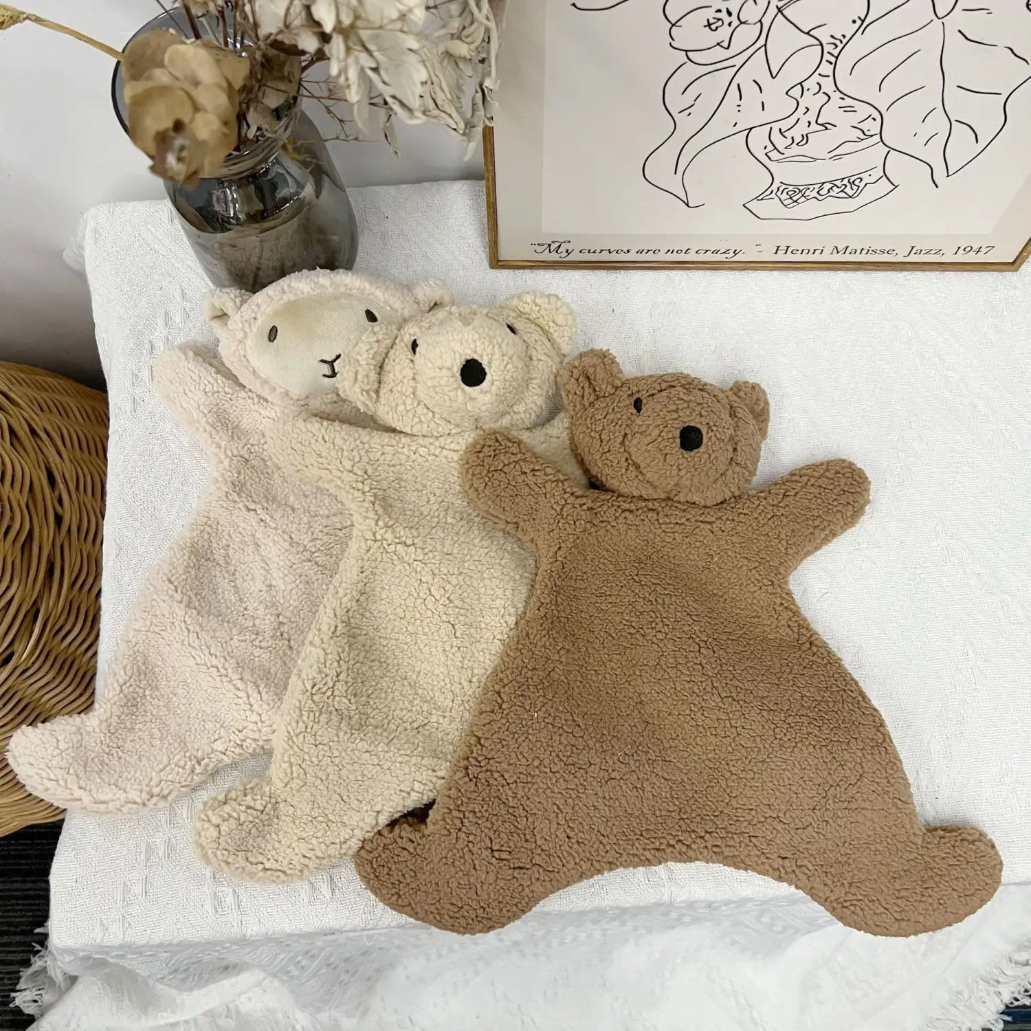 刺繍された表情の特徴を備えた、やわらかなクリームとブラウンのフリース素材のテディベア型ベビー用ブランケット。ベビー向けなだめ用ぬいぐるみベアの人形写真撮影用小道具です。