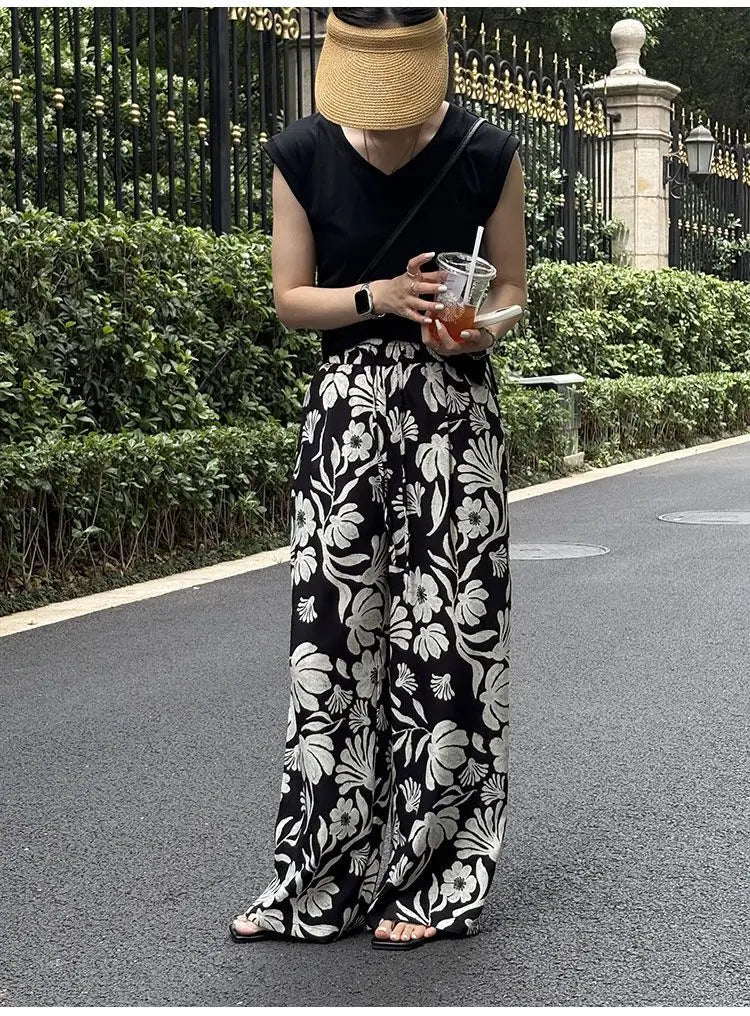 pantalons à jambes évasées et imprimé floral pour femmes, noir et blanc, avec un imprimé floral audacieux et une coupe ample et détendue, parfait pour une tenue décontractée ou formelle