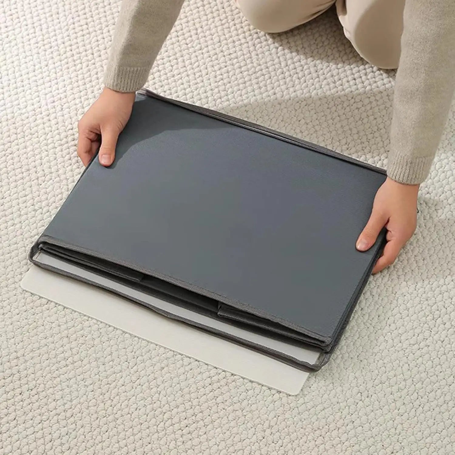 Faltbarer Schuhorganizer aus grauem Stoff mit elegantem minimalistischen Design und verstärkten Kanten zur Aufbewahrung im Schrank.