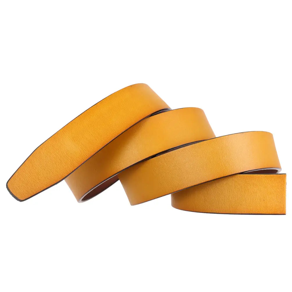 Une sangle de ceinture à cliquet sans trous en cuir beige pour homme, de 3,5 cm, avec une légère brillance et des bords propres.