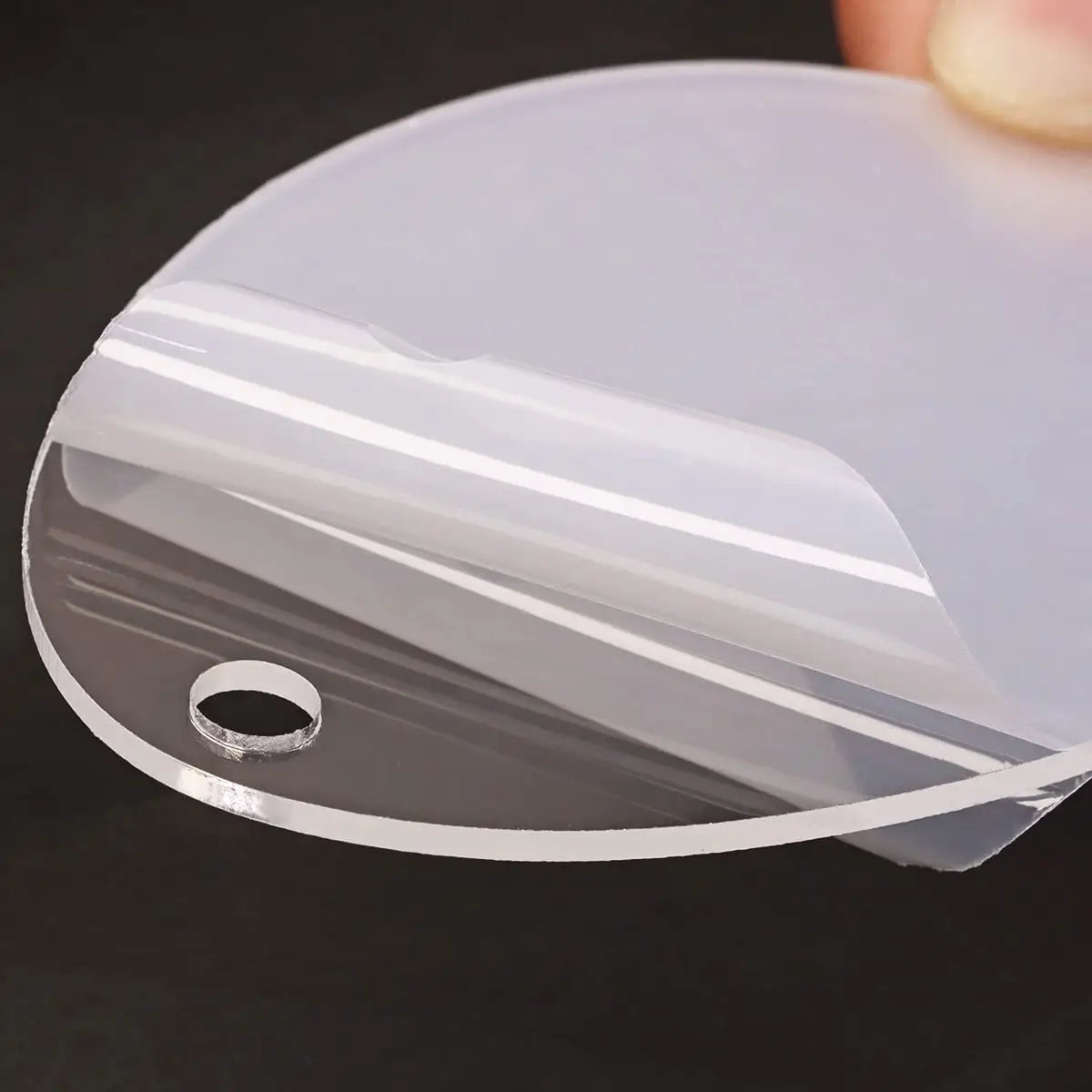 Film de protection pour écran de téléphone en acrylique transparent, avec un découpage circulaire pour l’appareil photo, visible depuis la face arrière, fourni dans un pack d’ornements vierges en acrylique pour œufs de Pâques de 30 ou 50 pièces.