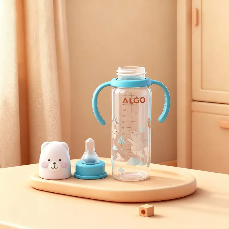 淡い水色の取っ手と、それに合わせたキャップ。透明素材で作られており、側面にかわいいペンギン(ホッキョクグマ風)イラストをあしらったベビー用哺乳瓶240mlです。